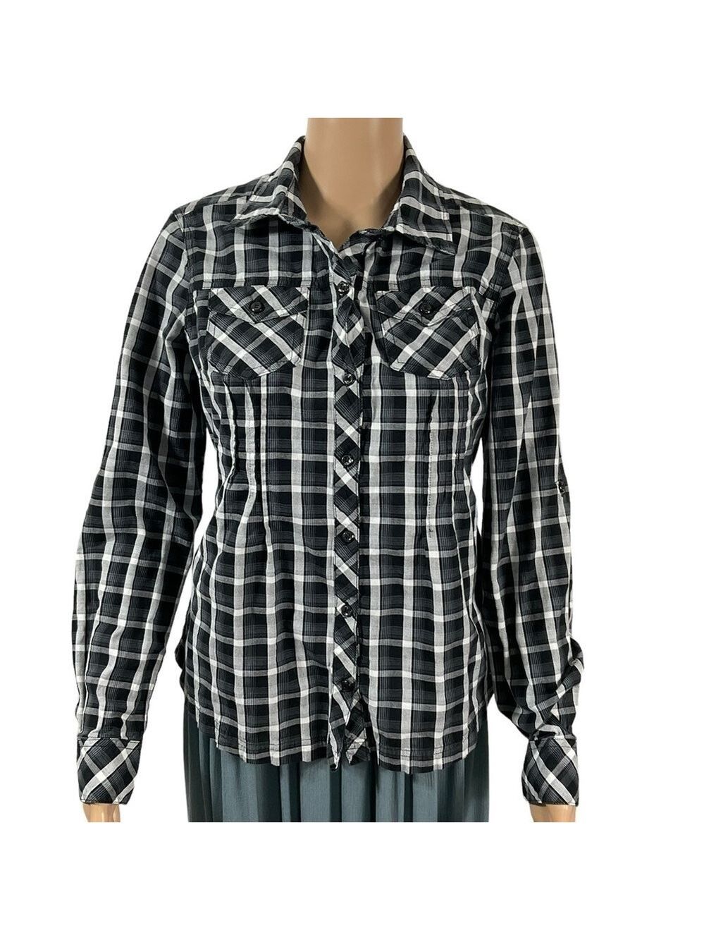 Guess Plaid Button down Blouse size Medium front pockets & roll up sleeves